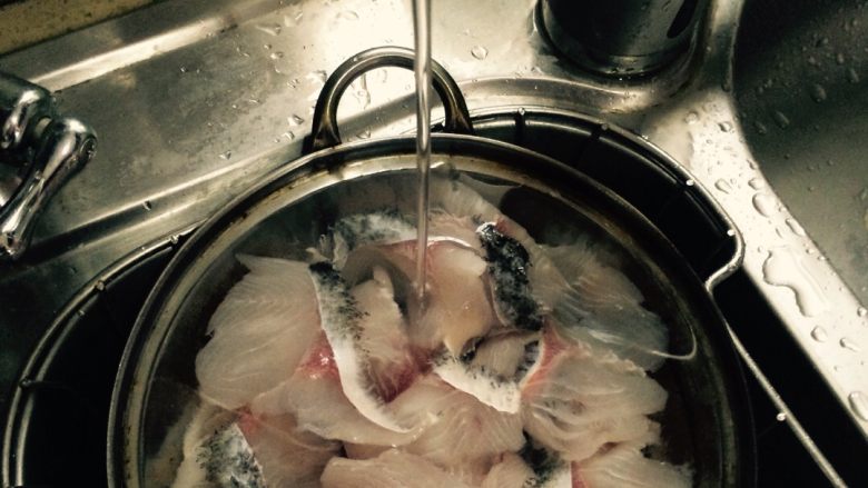 麻辣风味花莲鱼,清洗鱼肉片并不断用细流水冲洗10分钟（目的是冲掉鱼肉中的血丝，使肉片更加洁白）。
