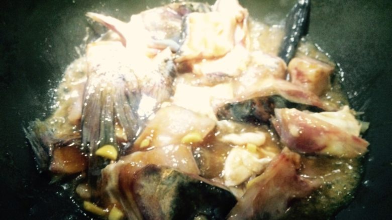 麻辣风味花莲鱼,起油锅烧热，放入鱼骨类过油成型后取出。