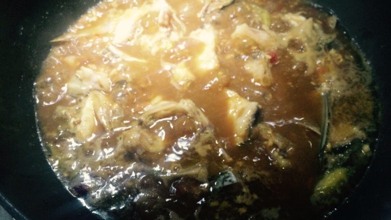 麻辣风味花莲鱼,把定型的鱼骨类放入汤汁中。