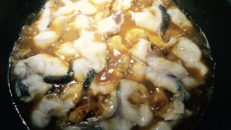 麻辣风味花莲鱼,盖锅盖1分钟，随后在鱼肉表面浇一层汤汁。