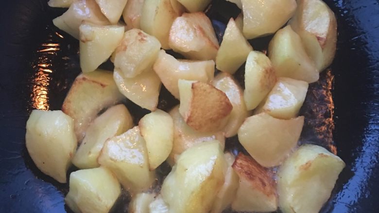 糖醋土豆,热锅下油放入土豆煎炸至金黄色后加入调好的料汁翻炒均匀后小火煮一下后大火收汁即可。