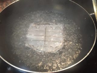 广式萝卜糕,锅里放水烧开