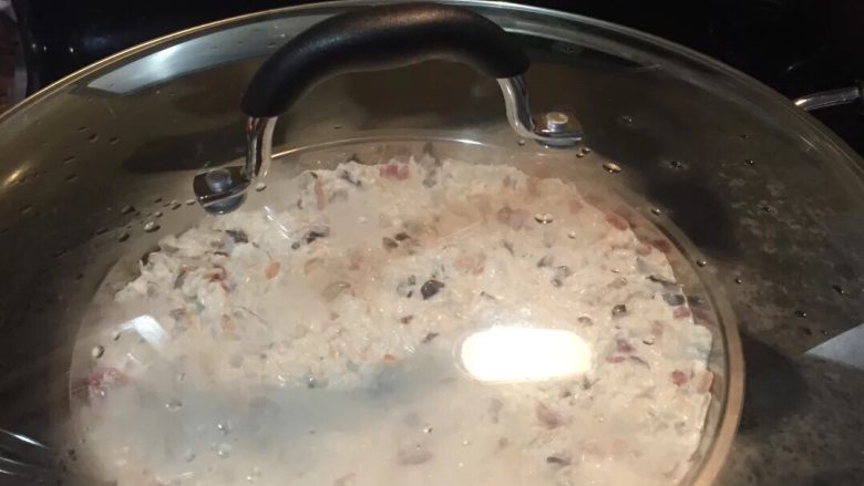 广式萝卜糕,把它放进锅里大火隔水蒸