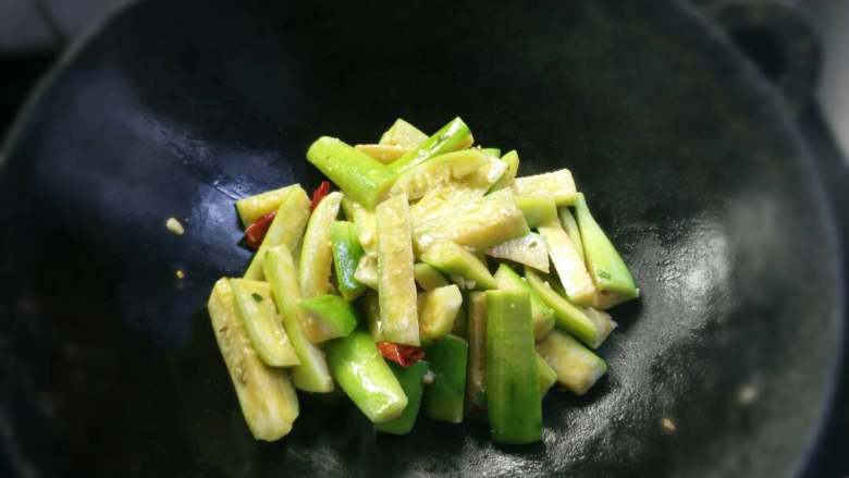 川菜，家常菜~爆炒丝瓜,随后将盘子里的丝瓜倒入锅里，放其他用料爆炒。