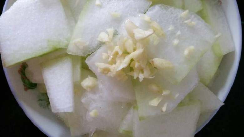 川菜，家常菜~清炒冬瓜,将切段的冬瓜放入佐料装盘。