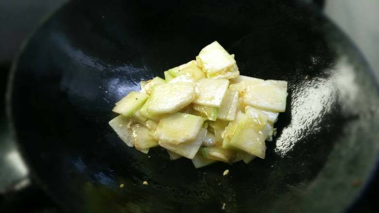 川菜，家常菜~清炒冬瓜,倒入锅里，淸炒，放入其他用料。