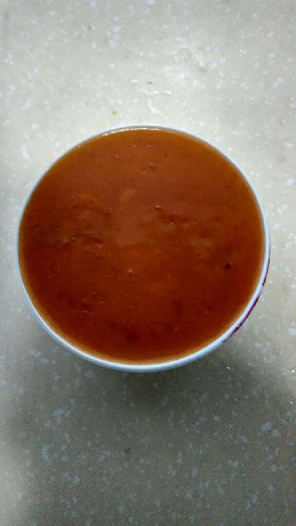 西红柿烧冬瓜,西红柿用开水汤撕，切块，打成蕃茄酱。