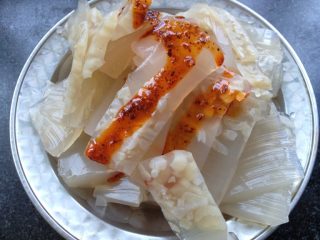 水晶皮冻,如图：绝对是夏天开胃、消暑、又美容的下饭菜！