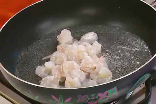 凤梨虾仁,煮一鍋熱水，將草蝦仁下鍋汆燙約1分鐘後撈起
