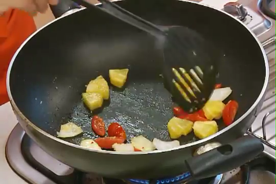 凤梨虾仁,熱鍋加入少許沙拉油，小火爆香蒜末後，加入小番茄、洋蔥片、鳳梨片，拌炒約1分鐘