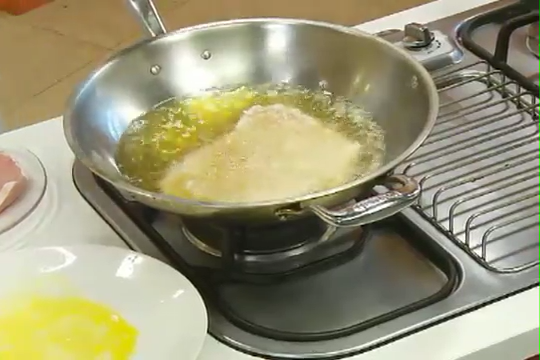 勝丼(炸豬排丼),放入約180度油鍋中炸成金黃色,再取出濾油備用