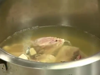鮮魚味噌湯,先把魚骨頭的部分加入高湯中，再加入丁香魚與豆腐。