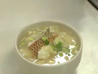 鮮魚味噌湯,煮滾之後即可盛起，灑上蔥花即可享用