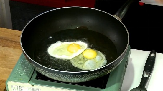 紅燒荷包蛋 ,熱鍋，倒入約4大匙沙拉油，將雞蛋分別打入鍋中煎至表面酥黃，撈出瀝乾備用。