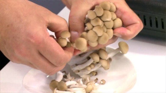 滑蛋鮮菇,將鴻喜菇根部咖啡色沾土部分切除，用手輕輕將其剝開後，再一一洗淨。