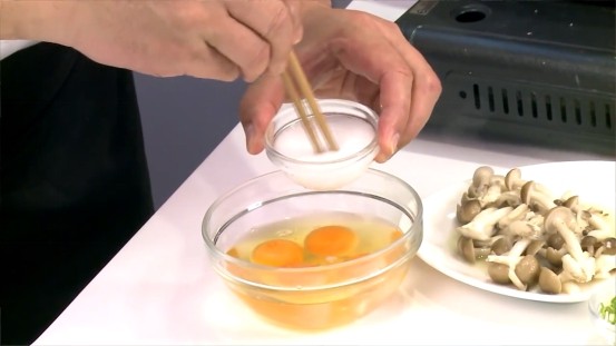 滑蛋鮮菇,取容器，打入雞蛋，加鹽打勻後，加入作法2的鴻喜菇、太白粉水和蔥花拌勻備用。