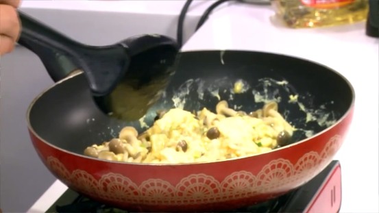 滑蛋鮮菇,取鍋燒熱，先加入2大匙油，將作法3的材料再拌勻一次後倒入鍋中，以中火翻炒至蛋凝固即可盛盤