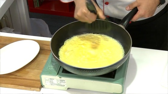 黃埔蛋,鍋底抹少許油，將蛋分次入鍋攤平，略煎熟成薄蛋皮狀即起鍋，裝盤備用。