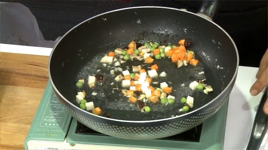 黃埔蛋,鍋底放少許油，小火爆香蒜末後加入筍丁、胡蘿蔔丁、木耳丁炒香。