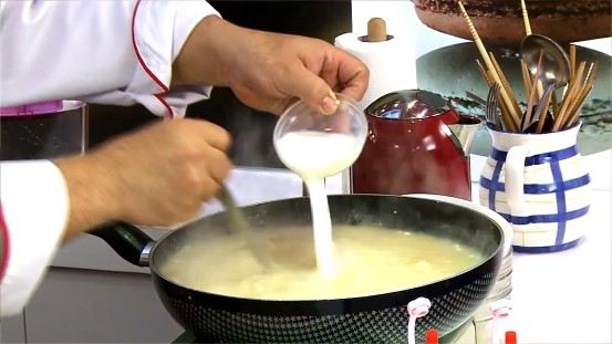 雞蓉玉米濃湯,最後用麵粉水勾芡，再放入鮮奶、鹽拌勻即可。
