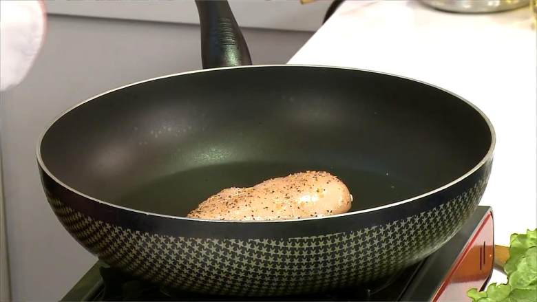 雞肉沙拉,雞胸肉撒上少許鹽及黑胡椒略醃漬後下平底鍋小火煎約8分鐘至兩面微焦後取出略放涼。
