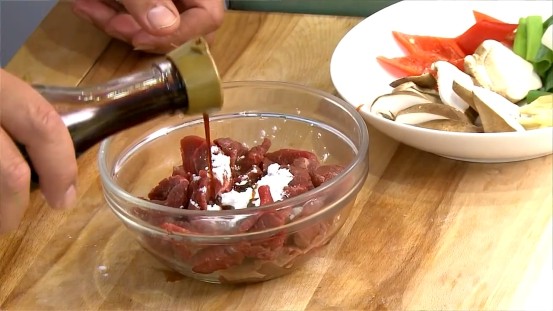 芥蘭牛肉,<a style='color:red;display:inline-block;' href='/shicai/ 216'>牛肉</a>切片後以調味料A抓勻醃漬2分鐘後加入1大匙沙拉油抓勻備用。鮮香菇切片。