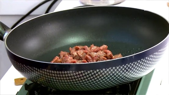 芥蘭牛肉,鍋洗淨加入2大匙油，下牛肉大火炒至牛肉