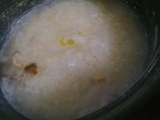鱼腩粥,锅里放适量水把米煮开，加入洗好的香菇片继续煮