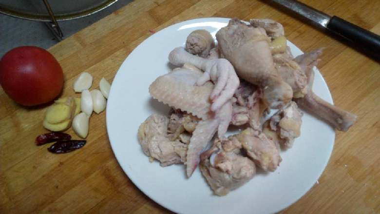 小鸡炖蘑菇,控一下水～备菜码准备炝锅
