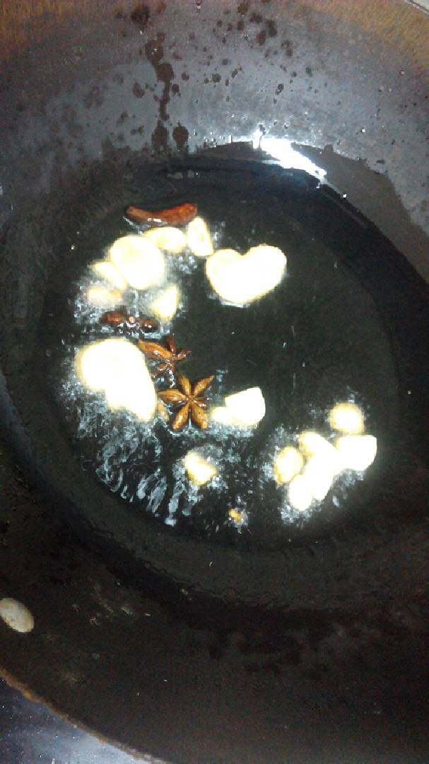 小鸡炖蘑菇,起锅煸炒蒜瓣