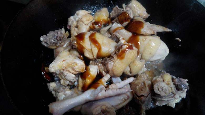 小鸡炖蘑菇,煸炒鸡肉并加入油盐酱醋～