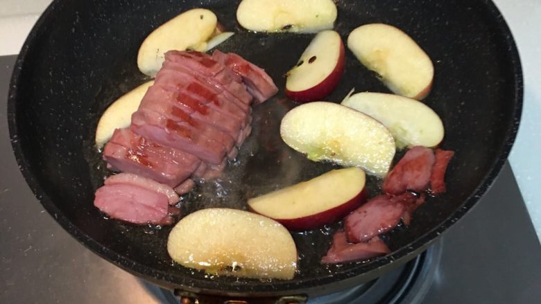 藍莓汁蘋果烤鴨胸,鴨胸及蘋果煎一會，蘋果可以把油吸掉