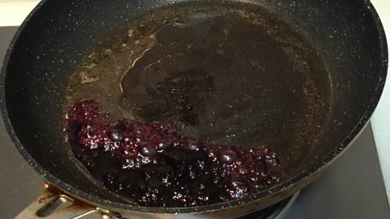 藍莓汁蘋果烤鴨胸,藍莓醬汁煮開