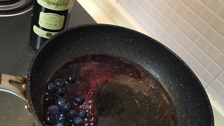 藍莓汁蘋果烤鴨胸,加入藍莓及紅酒煮10秒，把汁放在鴨胸面上即可