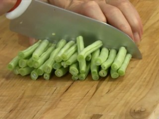 乾煸四季豆HD,先將四季豆洗淨後去頭尾，再切成小段狀，放入烤盘。