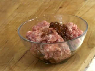 乾煸四季豆HD,將所有調味料、蒜仁與紅辣椒切片放入猪绞肉中拌匀。