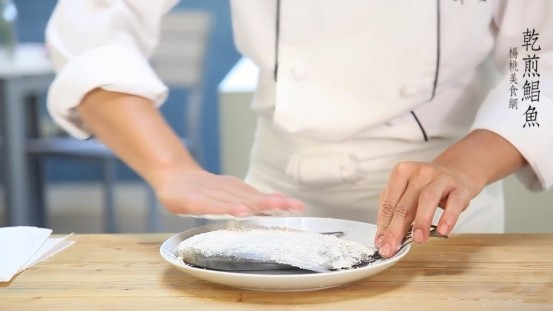 乾煎鯧魚,在魚身兩面，均勻塗抹上康寶煎魚幫手。