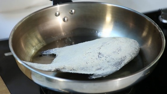 乾煎鯧魚,取一個平底鍋，大火熱鍋，加1大匙油，放入作法2的鯧魚，改轉中小火煎2分鐘後，即可翻面續煎2分鐘至上色。