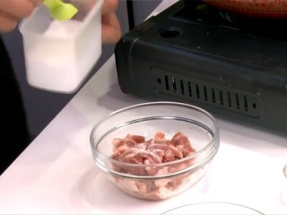 茄汁蘑菇肉片,蘑菇和番茄切片；洋蔥切丁；肉片加入調味料A抓勻備用。