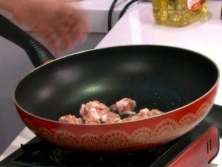 茄汁蘑菇肉片,取鍋燒熱，加入1大匙油，放入作法1的肉片入鍋翻炒後取出備用。
