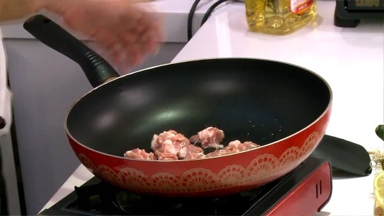 茄汁蘑菇肉片,取鍋燒熱，加入1大匙油，放入作法1的肉片入鍋翻炒後取出備用。