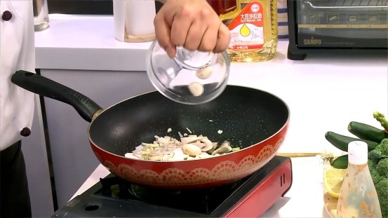 茄汁蘑菇肉片,續於作法2鍋中留少許油，放入洋蔥丁、蒜末和蘑菇片炒香。