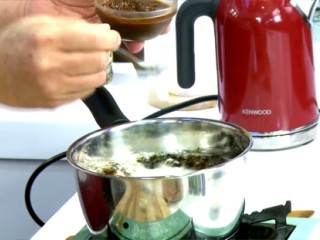 沙茶魷魚蒜,滾水下所有酱汁材料，一起煮滾備用。