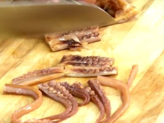 沙茶魷魚蒜,將魷魚切花；芹菜拍松切段；蒜苗切片，備用。