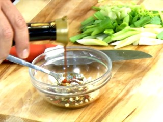 沙茶魷魚蒜,取碗將所有醬汁材料拌勻备用