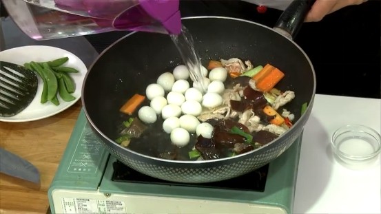 什錦鵪鶉蛋 ,放入鵪鶉蛋及高湯、醬油、細砂糖煮開，小火煮滾約2分鐘。