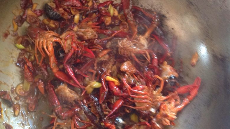 爆炒小龙虾,倒入小龙虾，继续翻炒，为了防止扒锅，可适量倒入锅里一点水