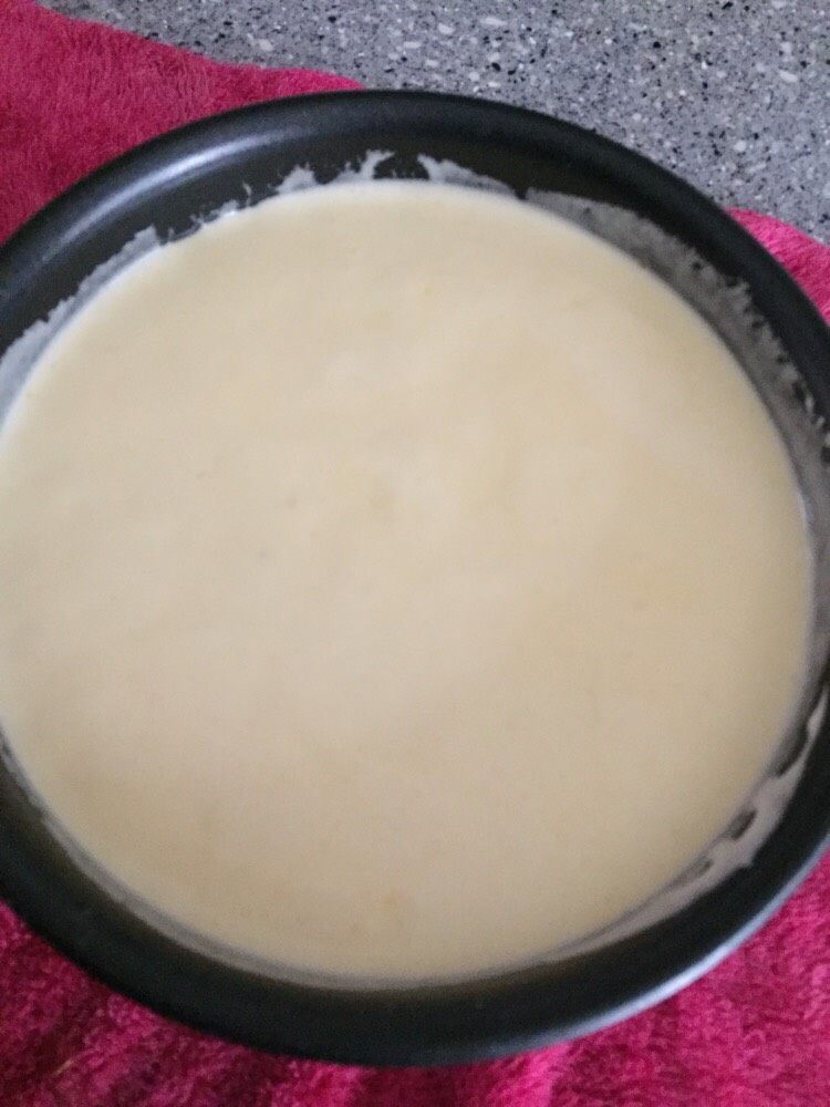 裸蛋糕,把以打发好的蛋白分两次倒进蛋黄面糊当中，用刮刀上下均匀搅拌，把气泡震出