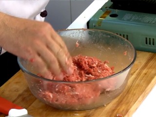 獅子頭 ,大白菜切塊後洗淨備用。豬絞肉放入鋼盆中，加入調味料A攪拌至有黏性。