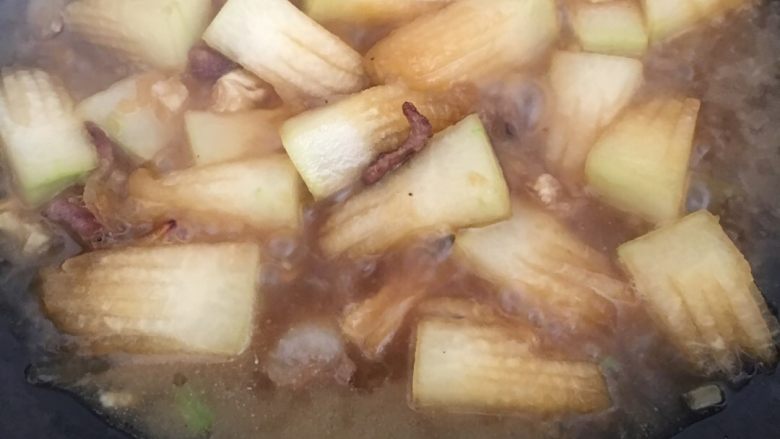 焖冬瓜,然后加点清水没过冬瓜，加入适量盐味精。中火改小火焖几分钟，汤收汁就可以。